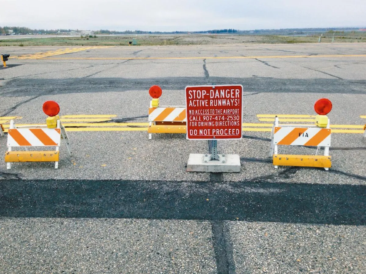 蘋果地圖出包 汽車開上飛機道