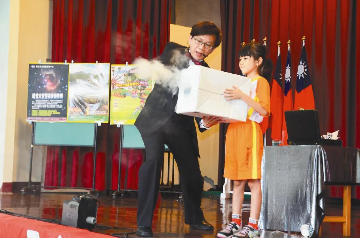 3校合辦嘉年華 變魔術學科學