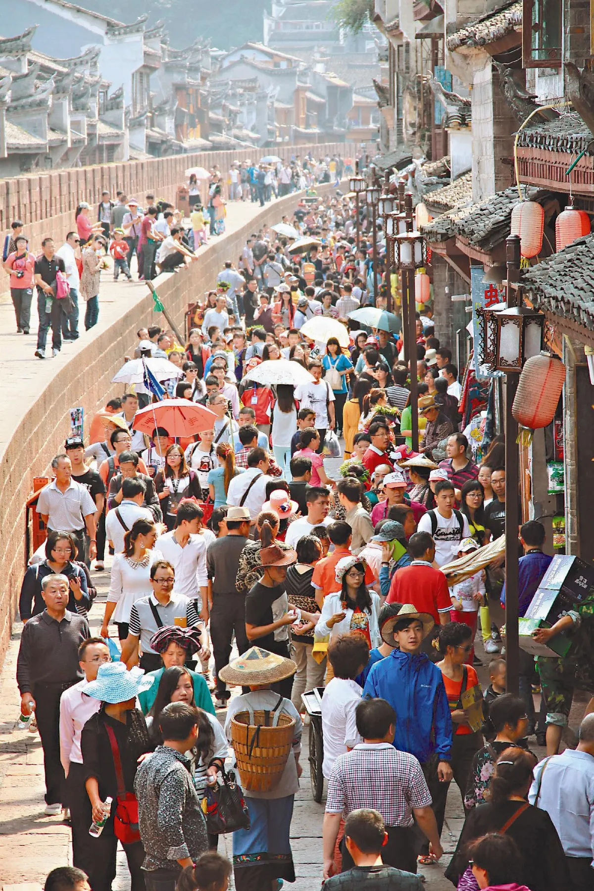 陸客不文明旅遊 泰皇宮遭殃