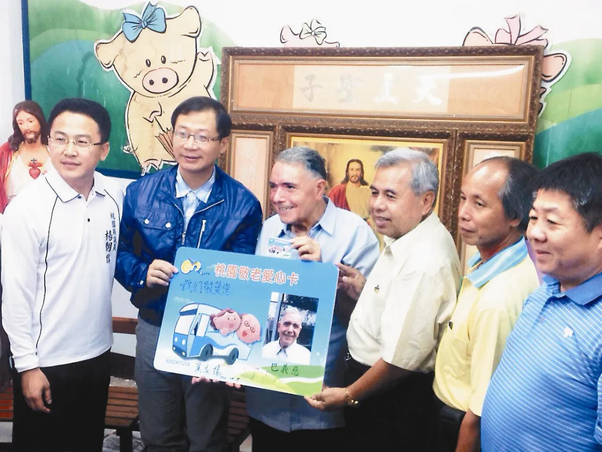 巴神父奉獻台灣50年 縣長贈敬老卡