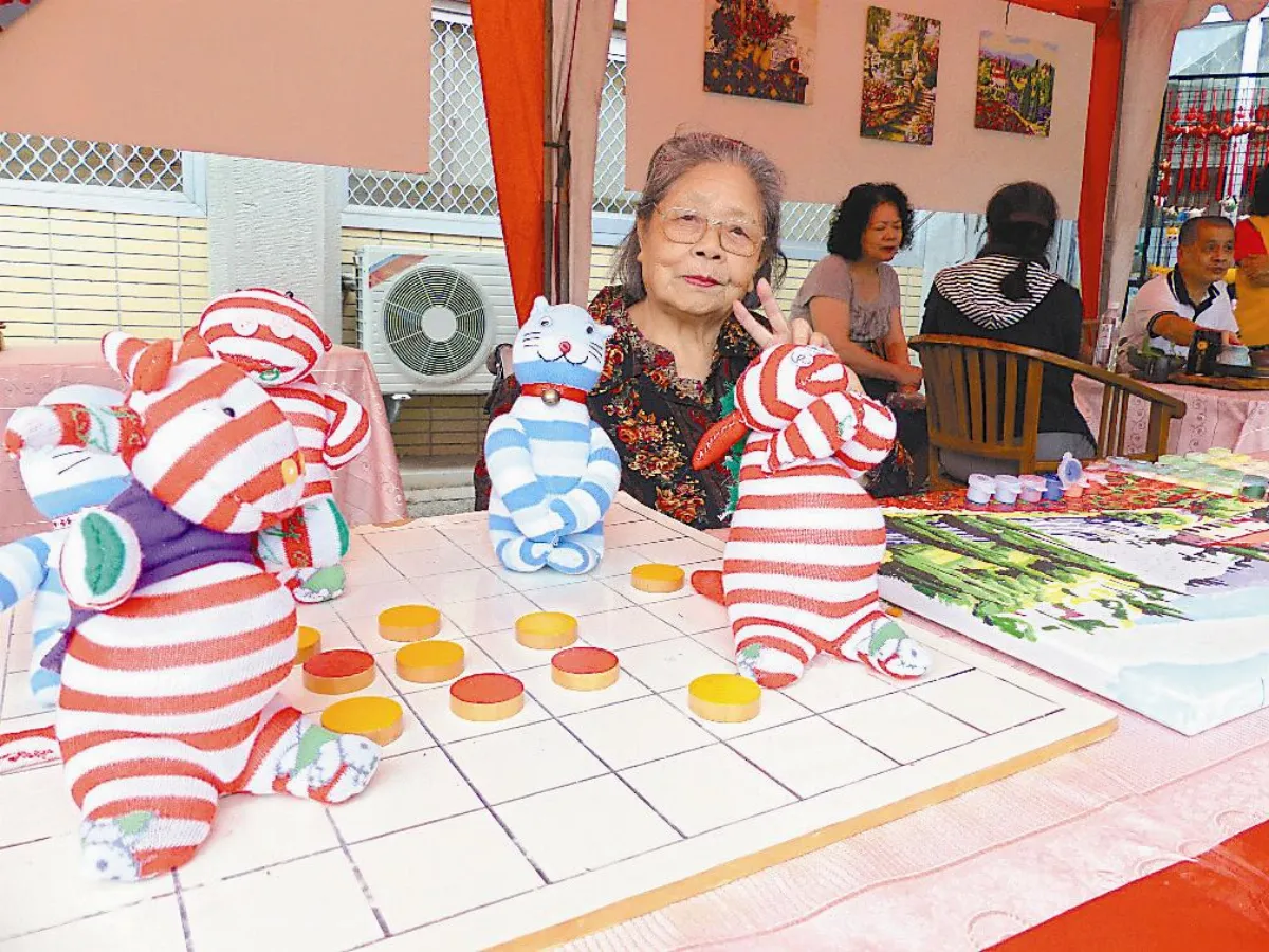 92歲嬤做襪子娃娃 送臥病老人