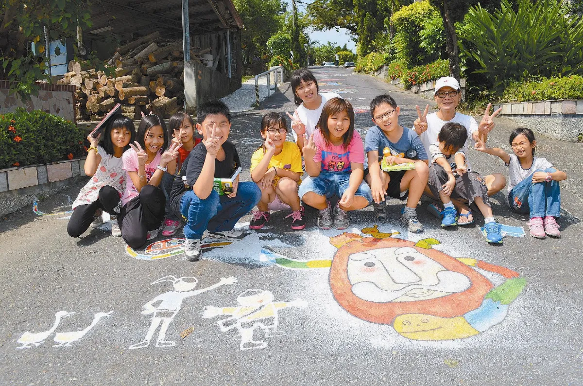 左鎮學童合力彩繪 不倒翁繪本步道完成