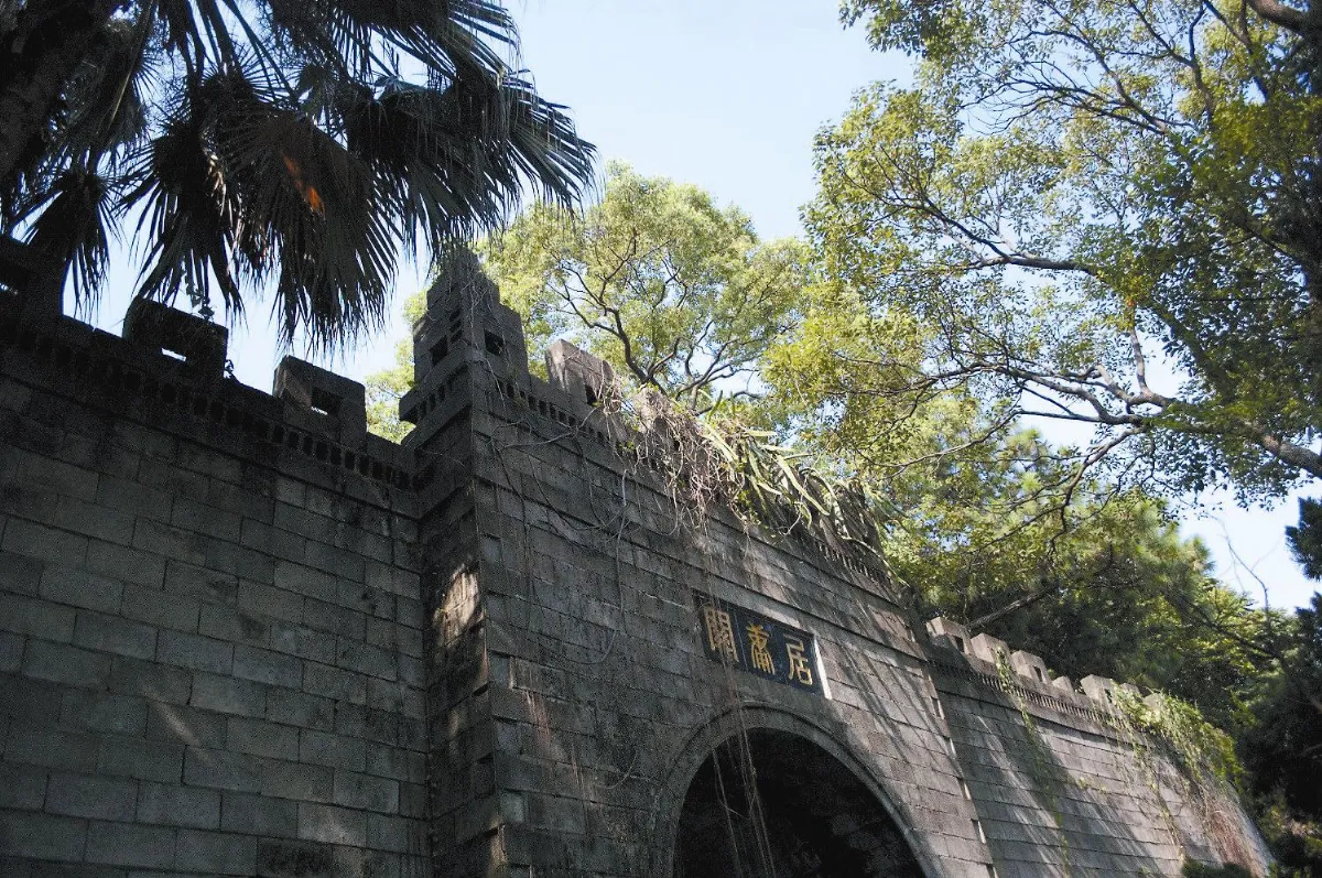 跨過林蔭步道，可以前往古典美的拱橋、公園、居庸關。沿途蝶舞蜂飛，水聲潺潺，景色秀麗。小橋流水居庸關