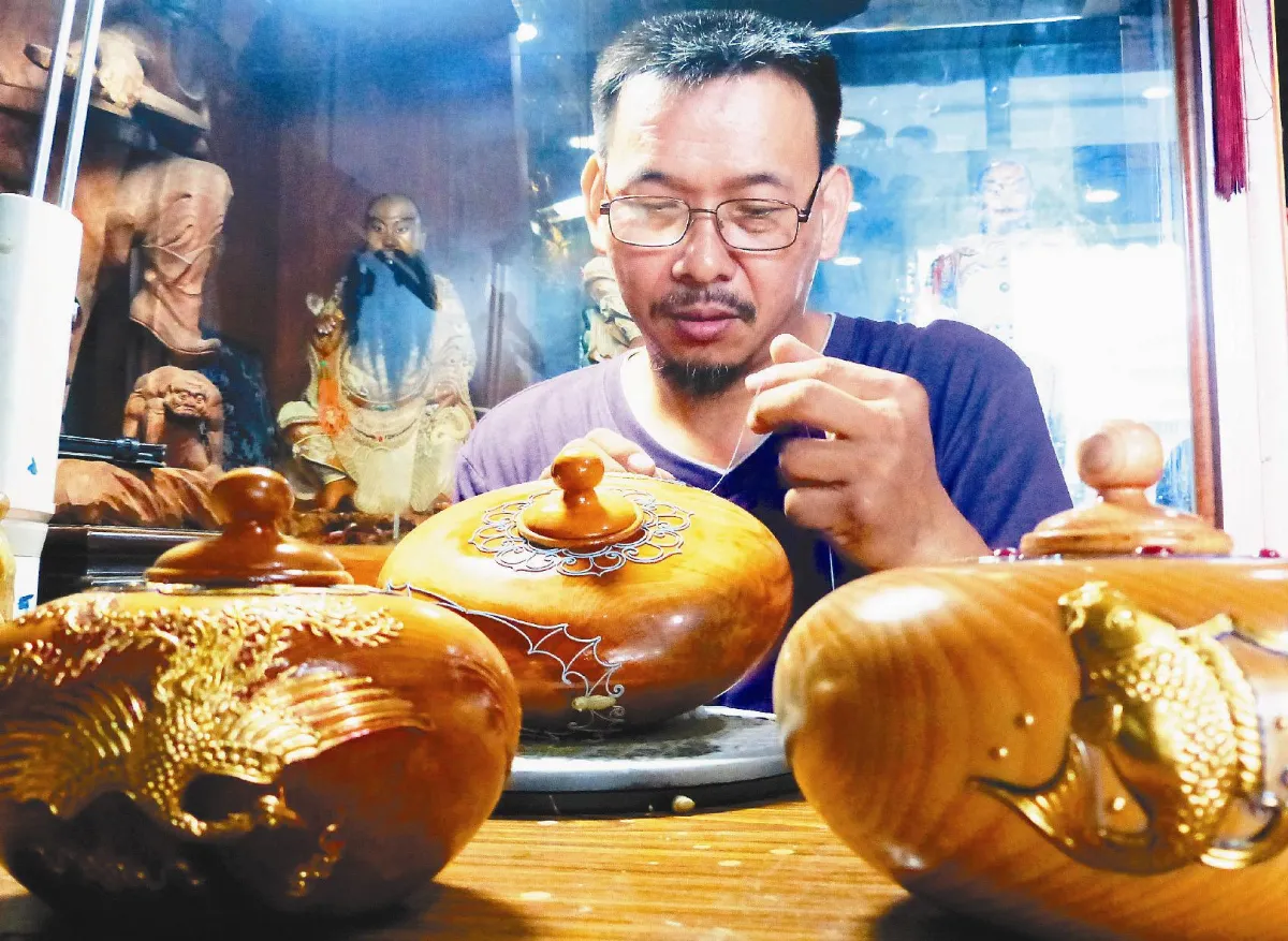 柯錦中 大陸參展妝佛技法漆線雕 讓聚寶盆更藝術
