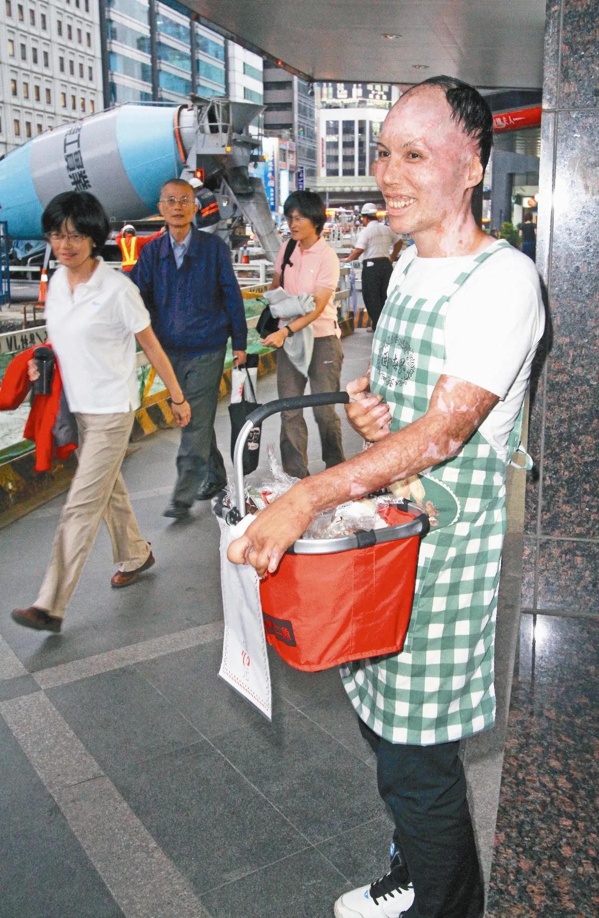 走出氣爆燒傷 小楊街頭賣餅乾