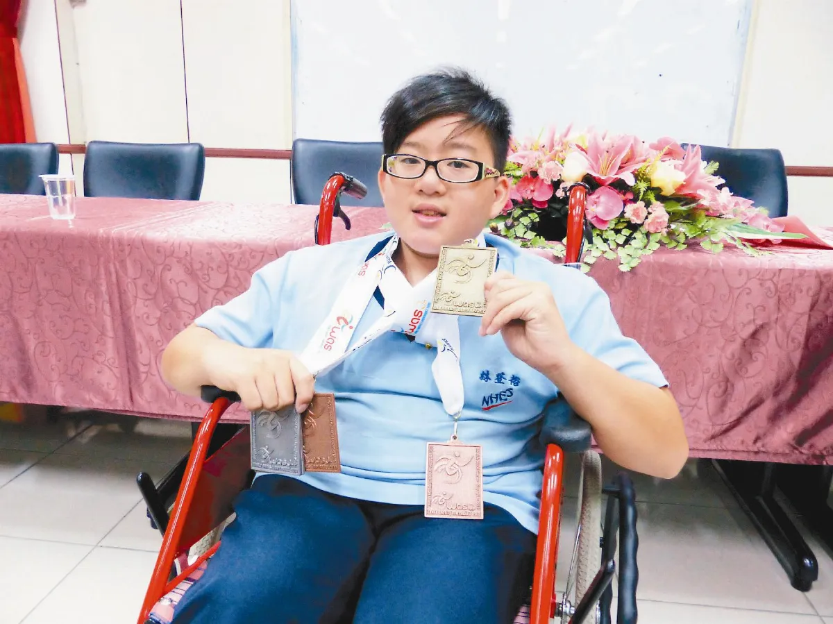 輪椅男孩 國際泳賽奪金
