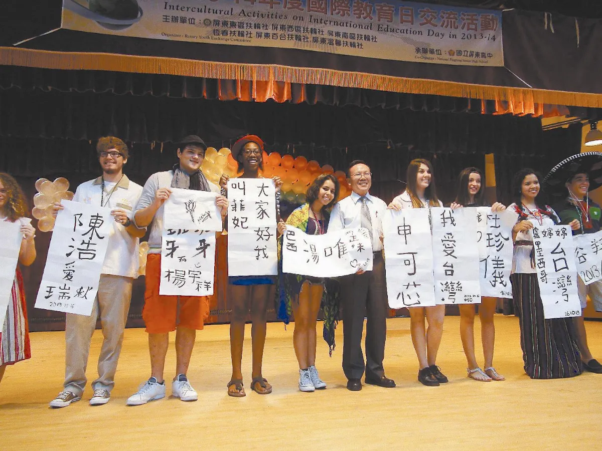 外籍生玩書法 愛、台灣最夯