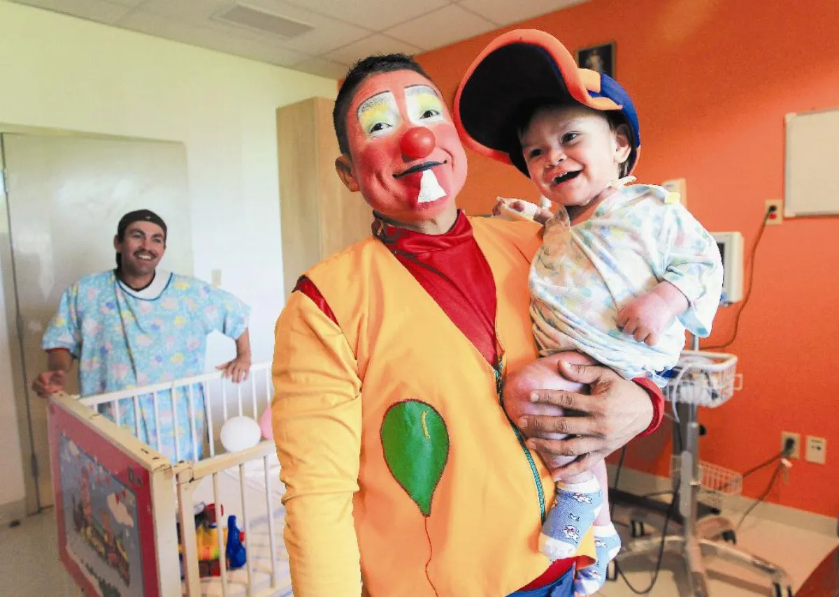 小丑義工關照燙傷童