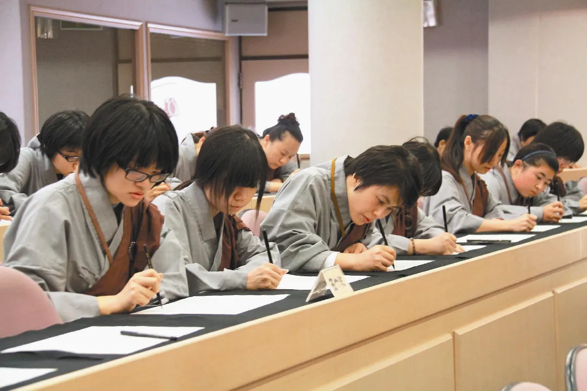 拒當低頭族 佛大生體驗修行