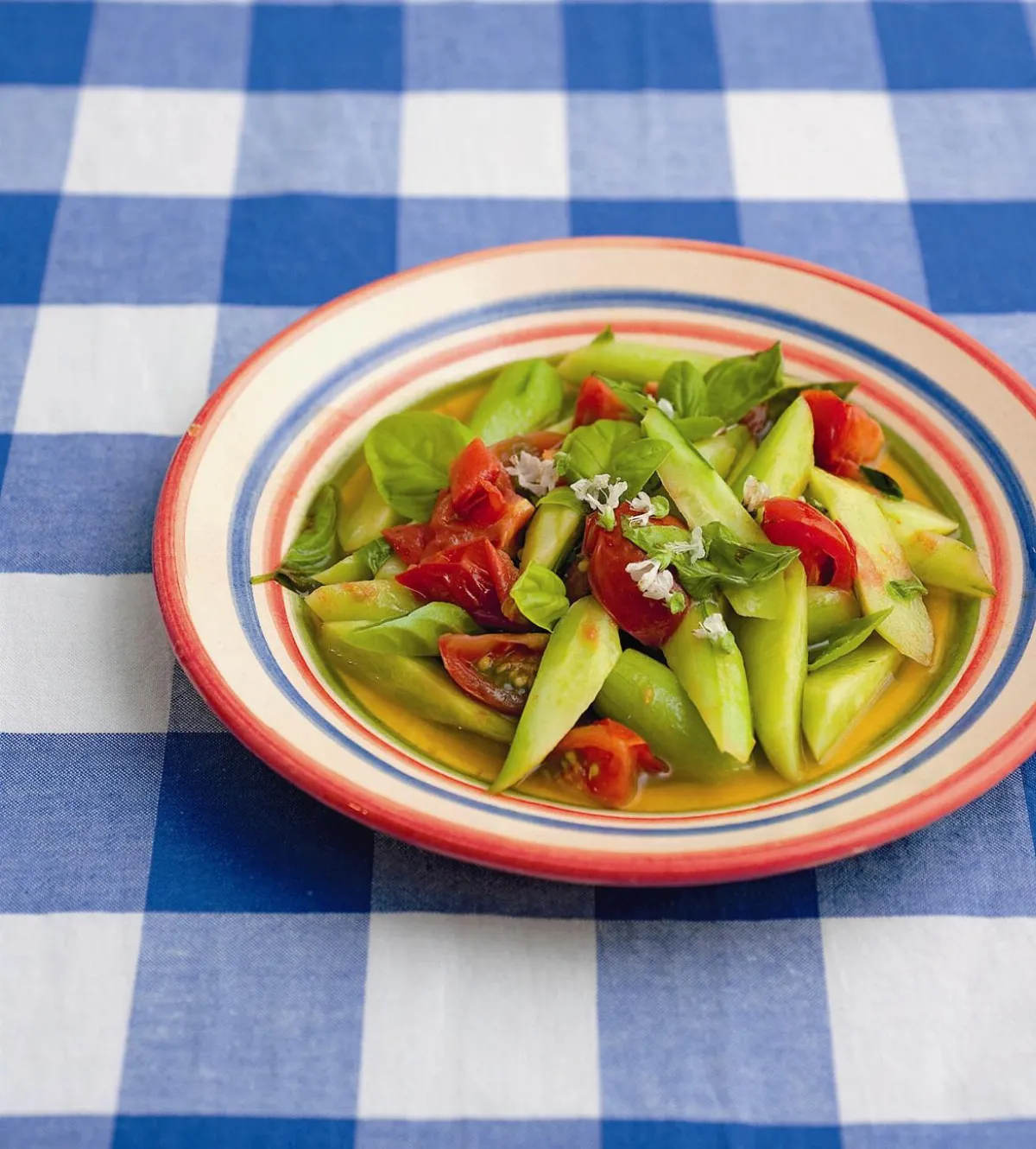 品嘗蔬菜的原味羅勒炒小黃瓜與番茄