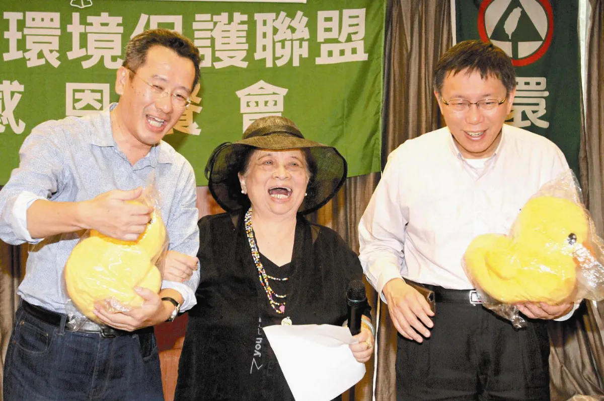 義賣鴨子 顧柯另類較勁