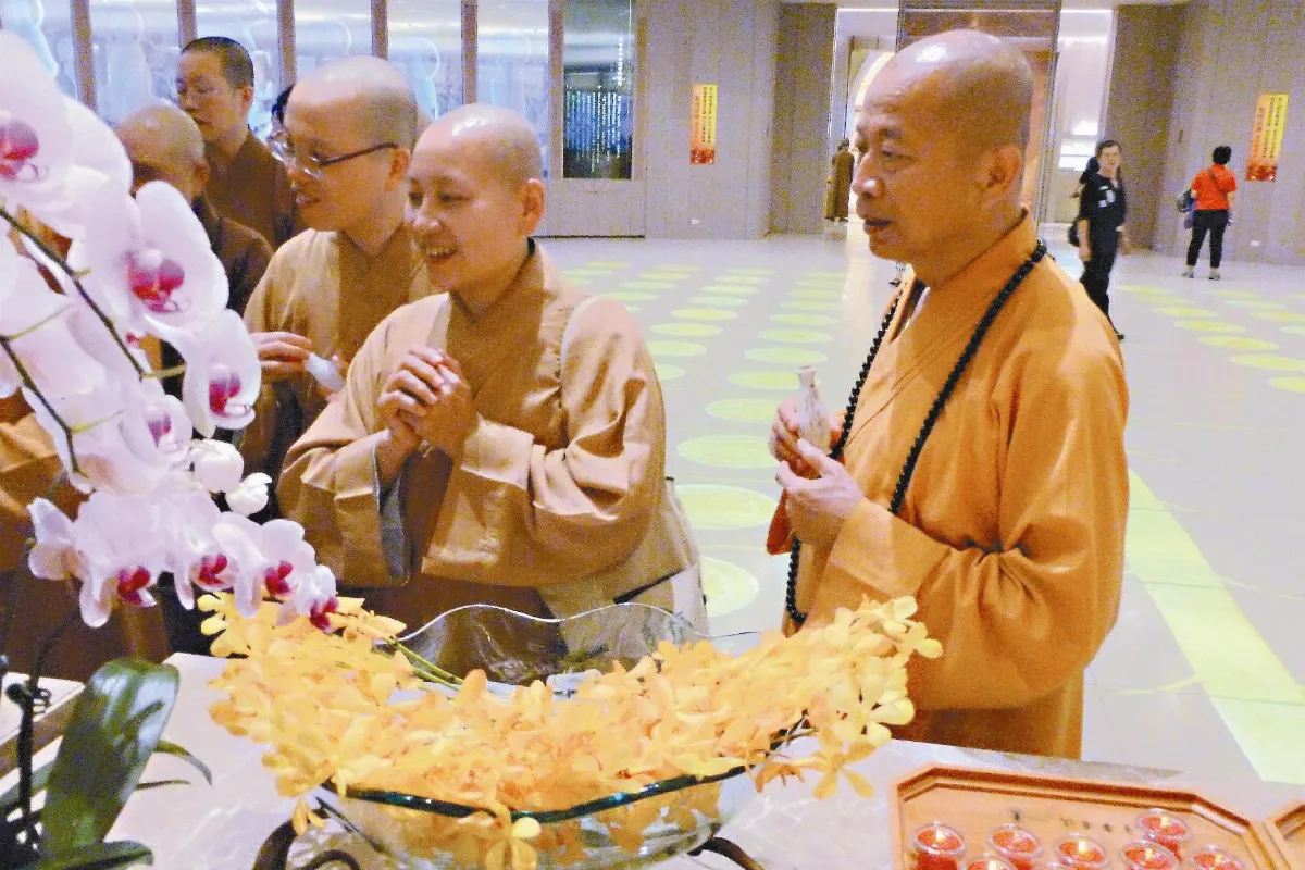 如本法師暨諸山長老 法駕佛館
