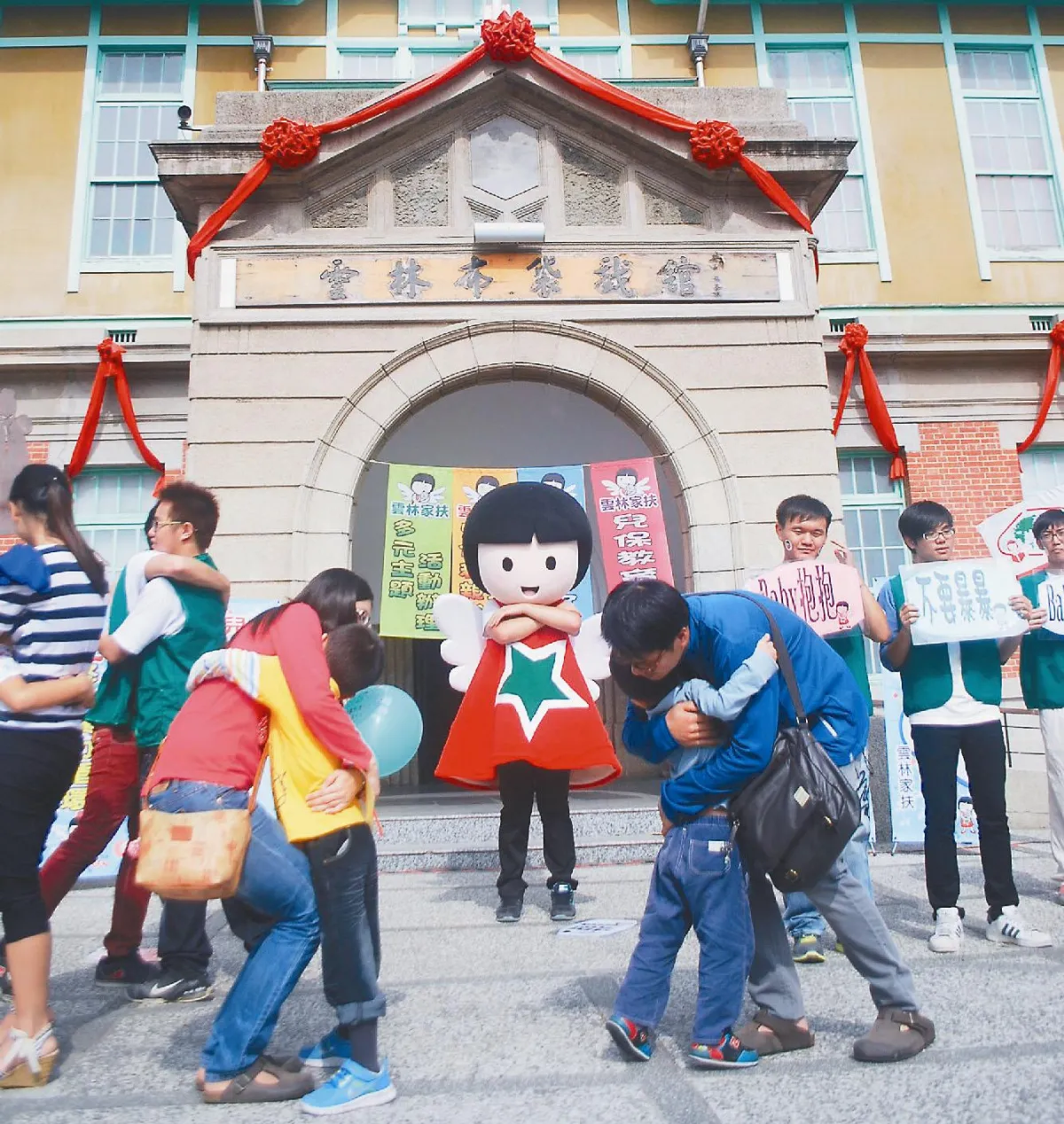 上千父母帶孩子 為護幼發聲