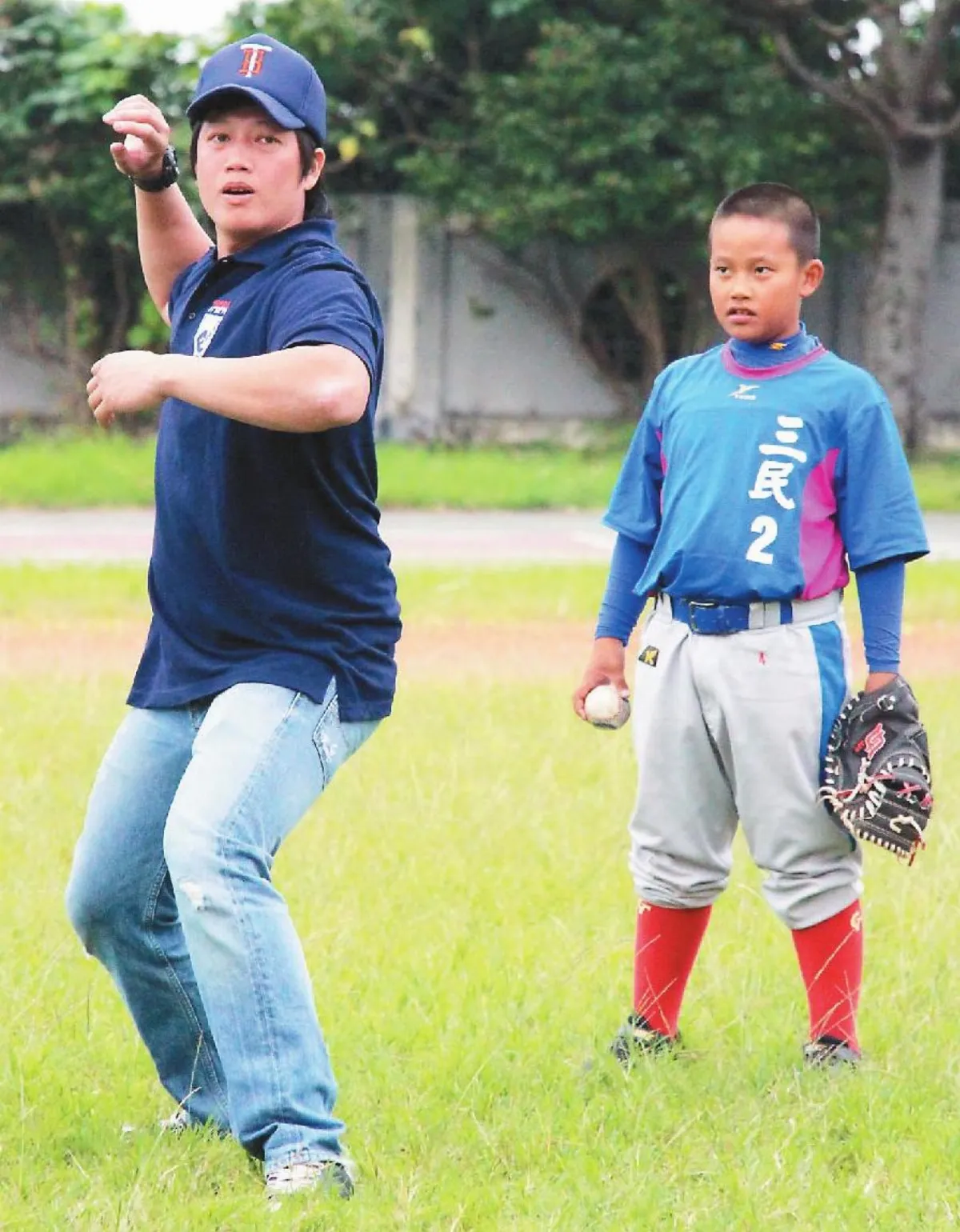 　職棒球員回母校 勉學弟多讀書