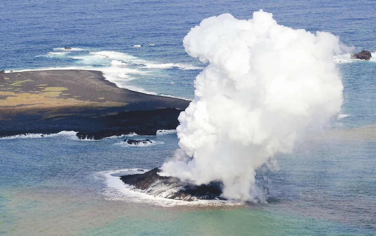日海域誕生火山島