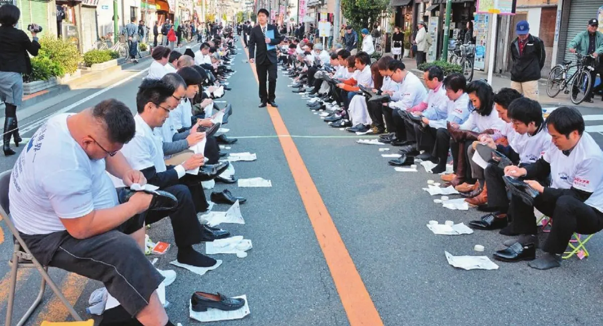 800人擦鞋 創紀錄