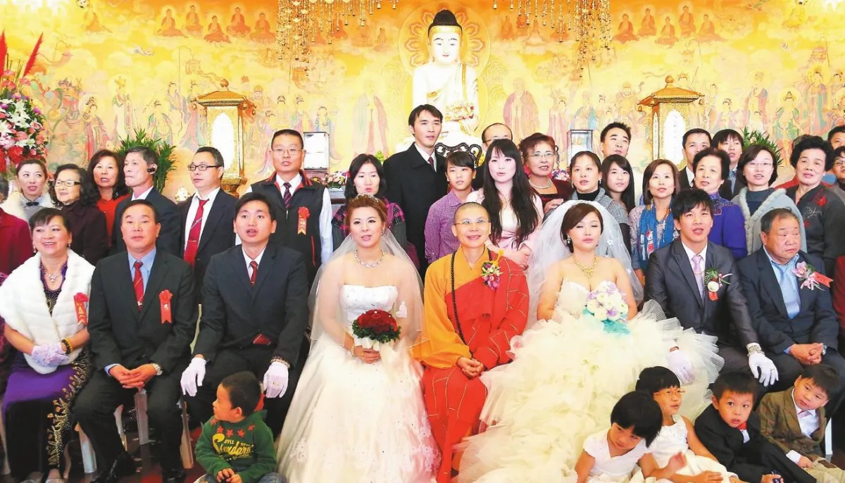 兩對佳偶 同日佛前成婚