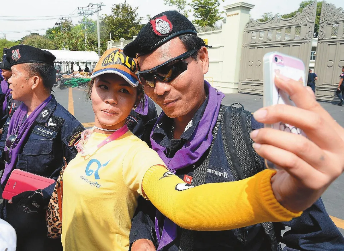 泰警撤拒馬抗議變身嘉年華