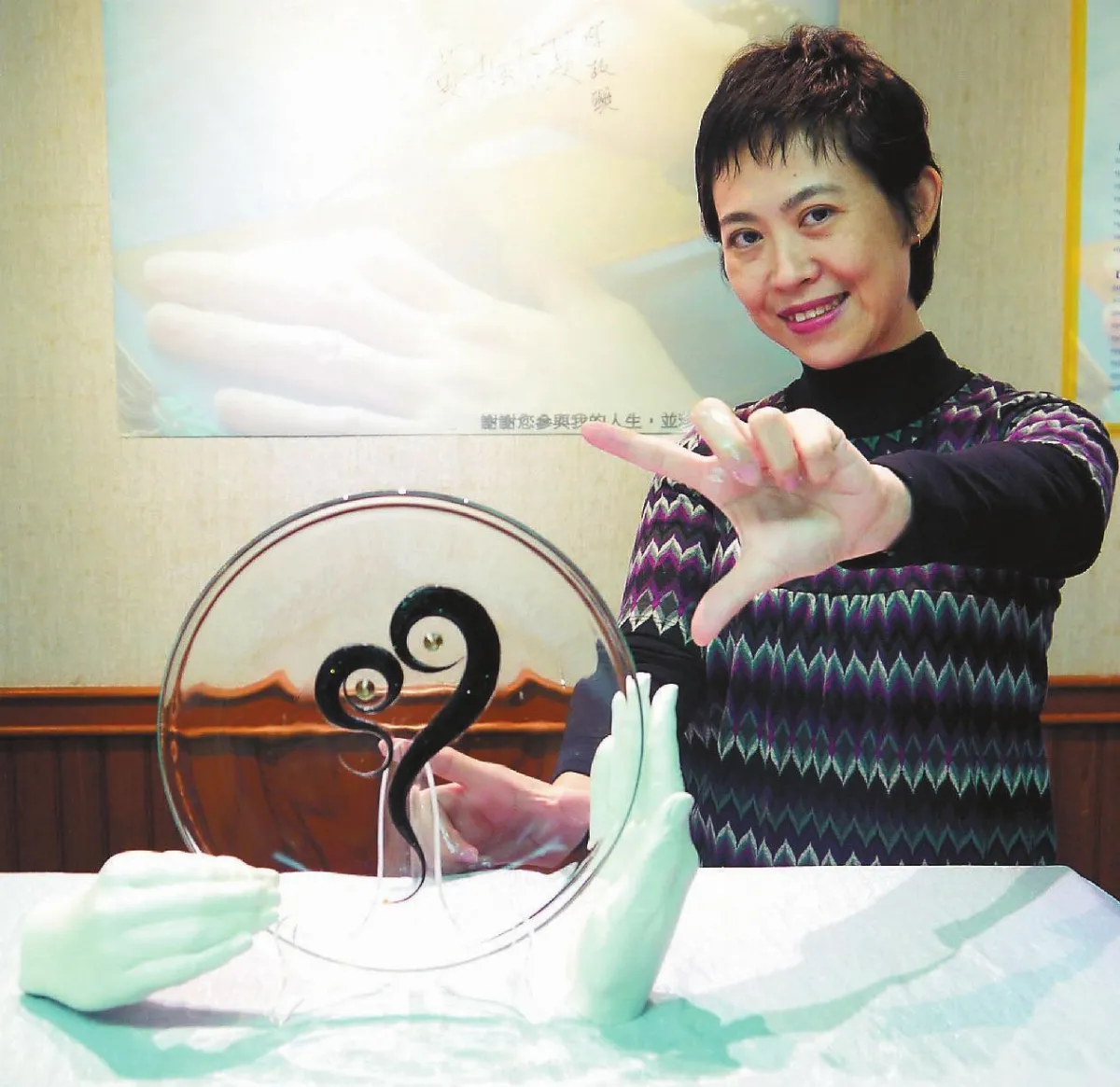 罹癌化療 用自己落髮作畫