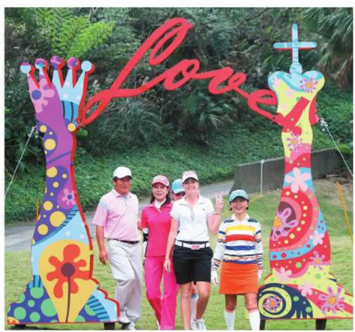 裙襬搖搖高球賽 配對賽揭序幕