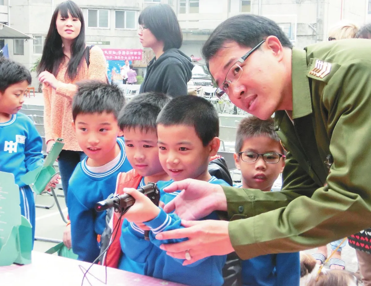 小學生過憲兵節體驗射擊