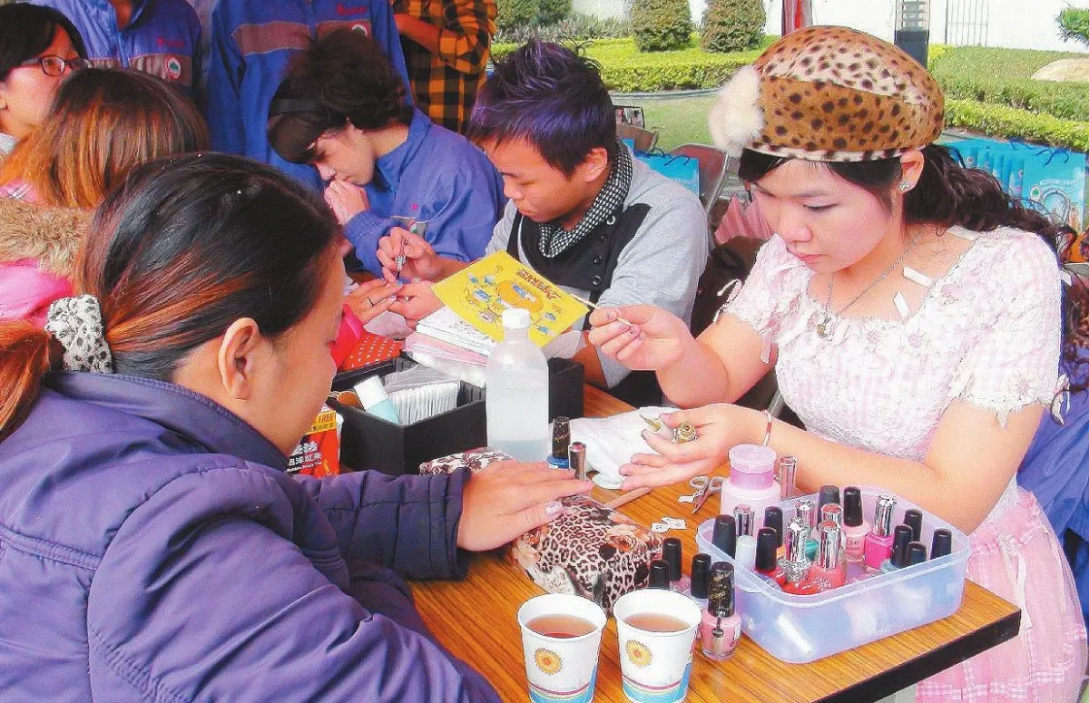 按摩、彩繪指甲特教生展學習成果