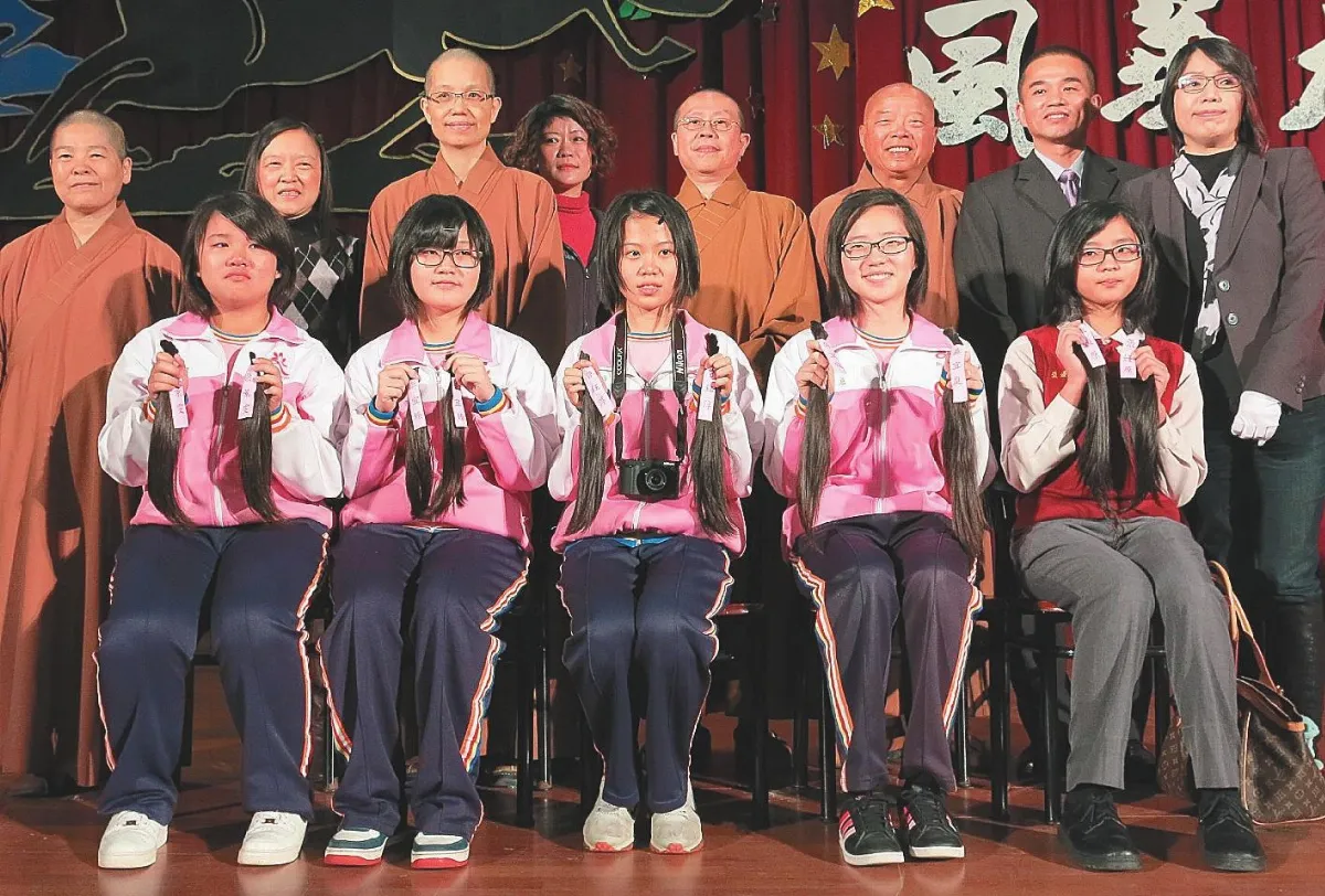幫助癌友 均頭國中學生歡喜捐長髮