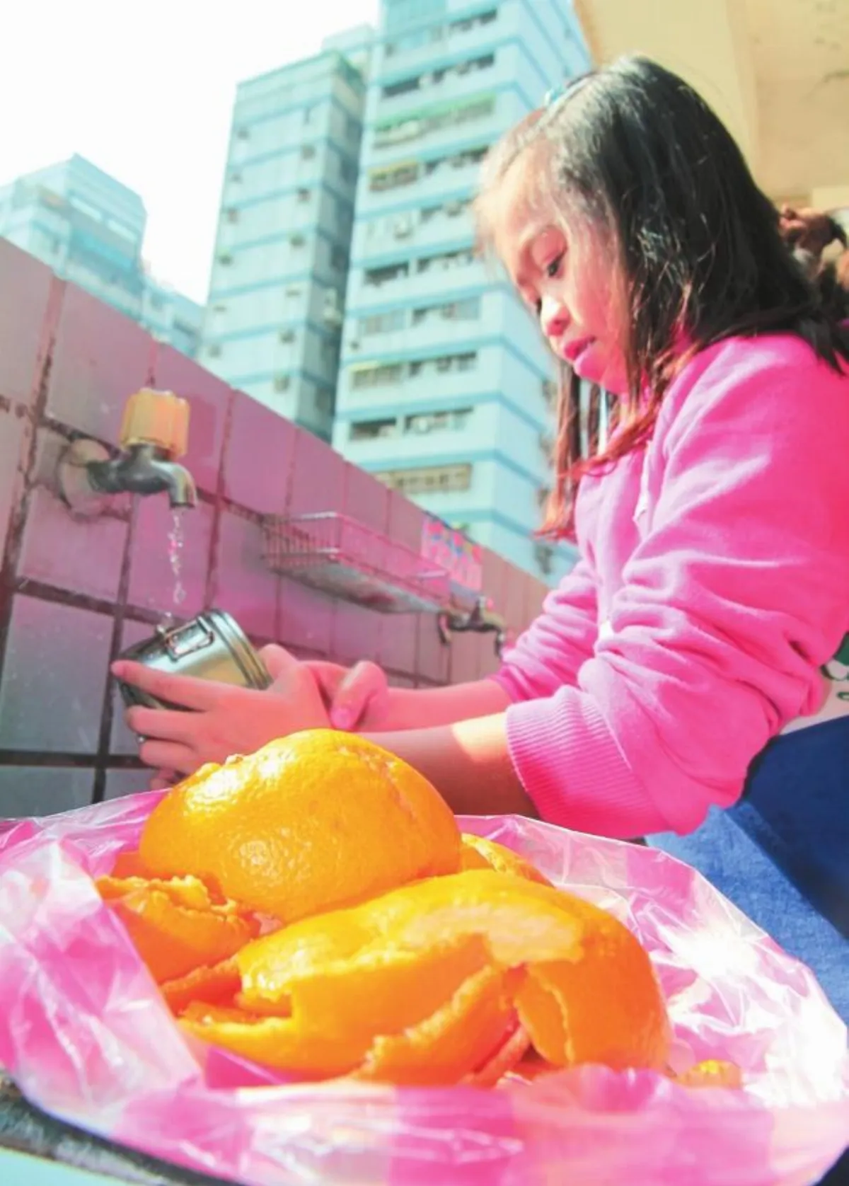 中港國小做環保自製橘皮清潔劑
