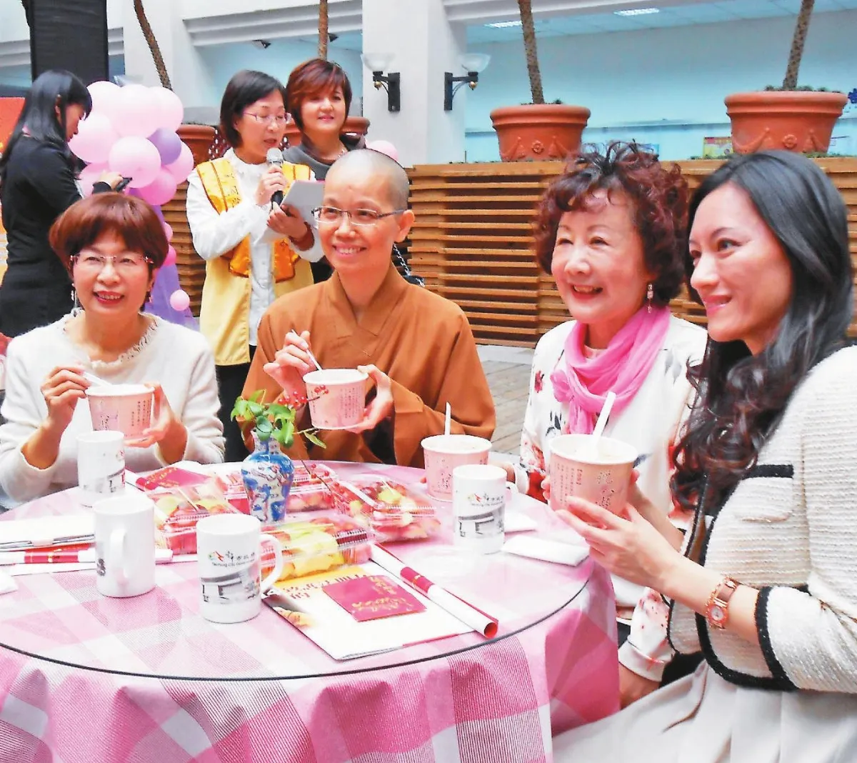 一碗臘八粥無盡感恩與祝福 台中 邵曉玲：感謝法師