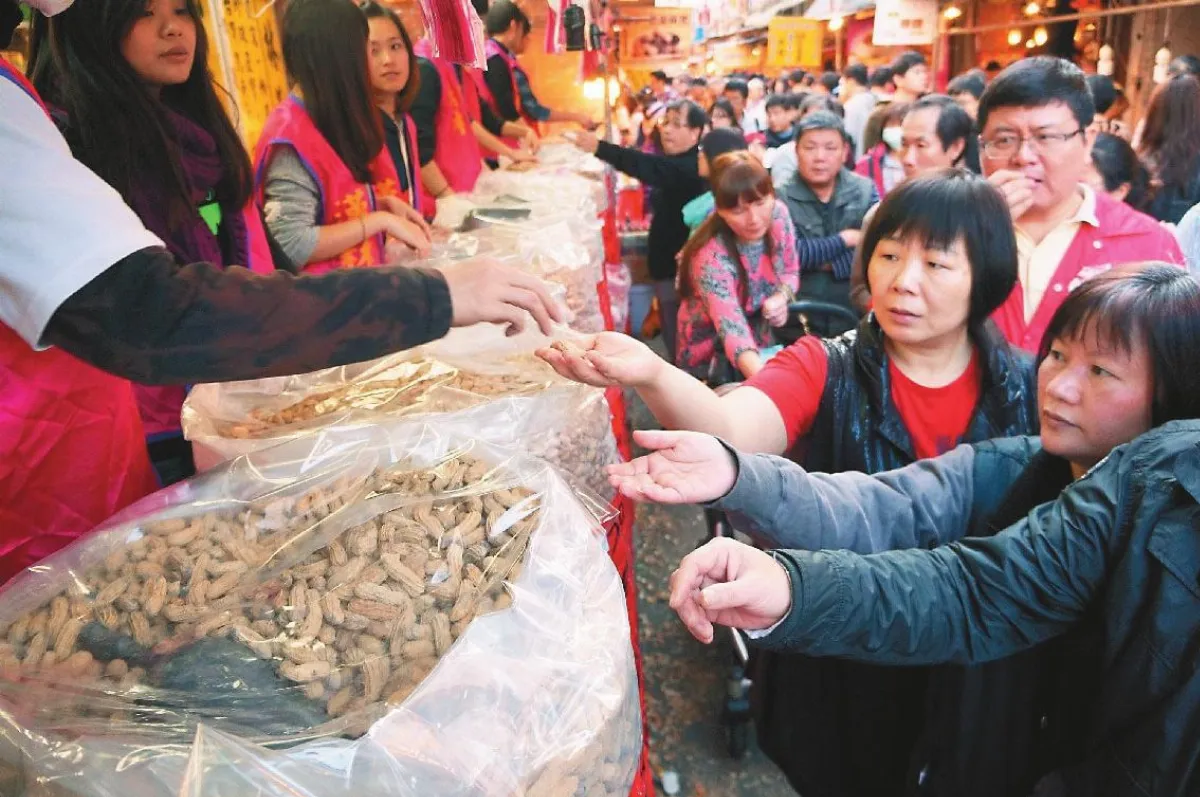 迪化街年貨開賣人潮湧現