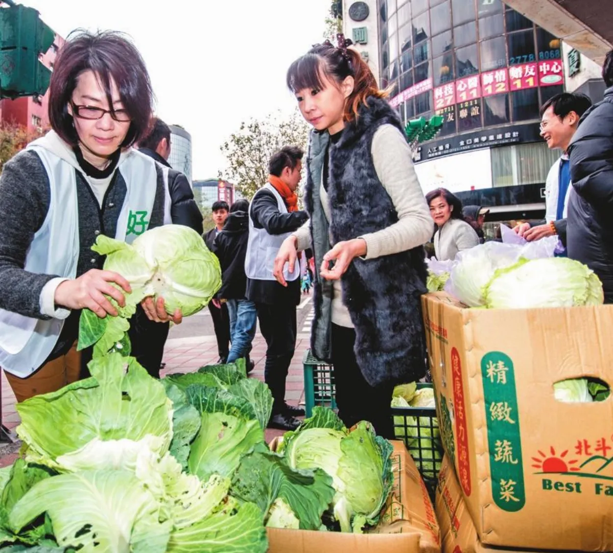 青少年賣菜助農