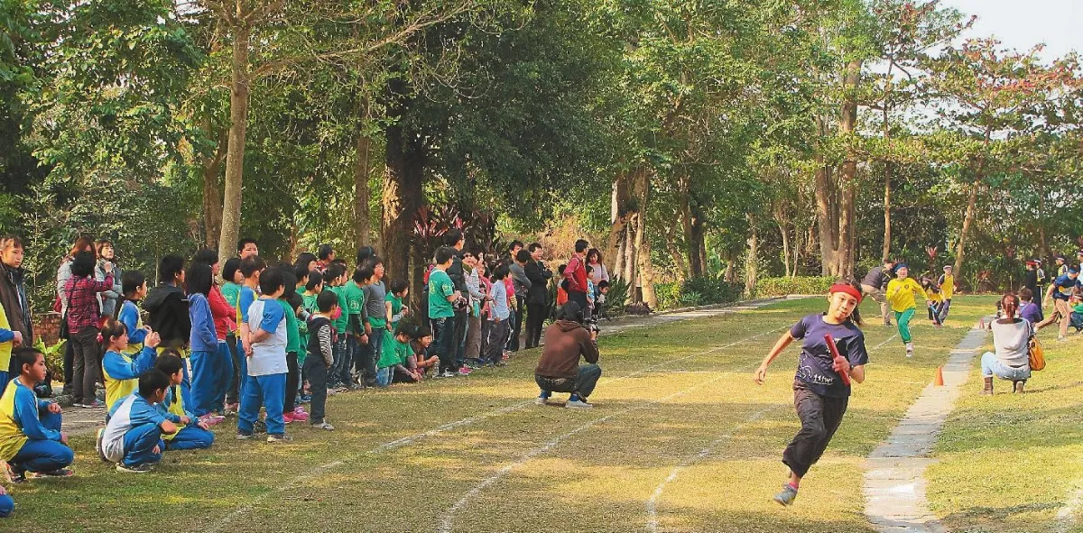 保有草地跑道 7校合辦運動會