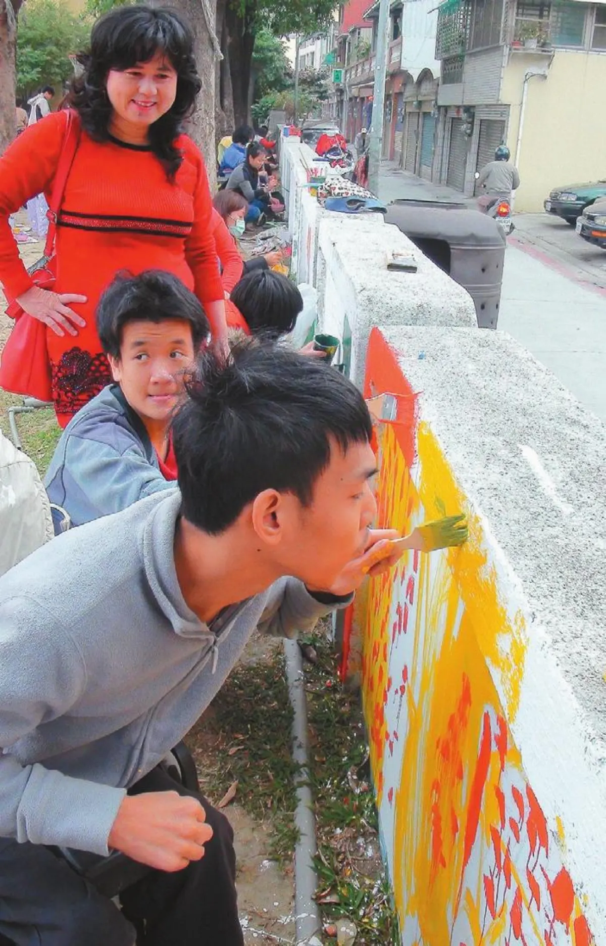 與腦麻童一起彩繪圍牆