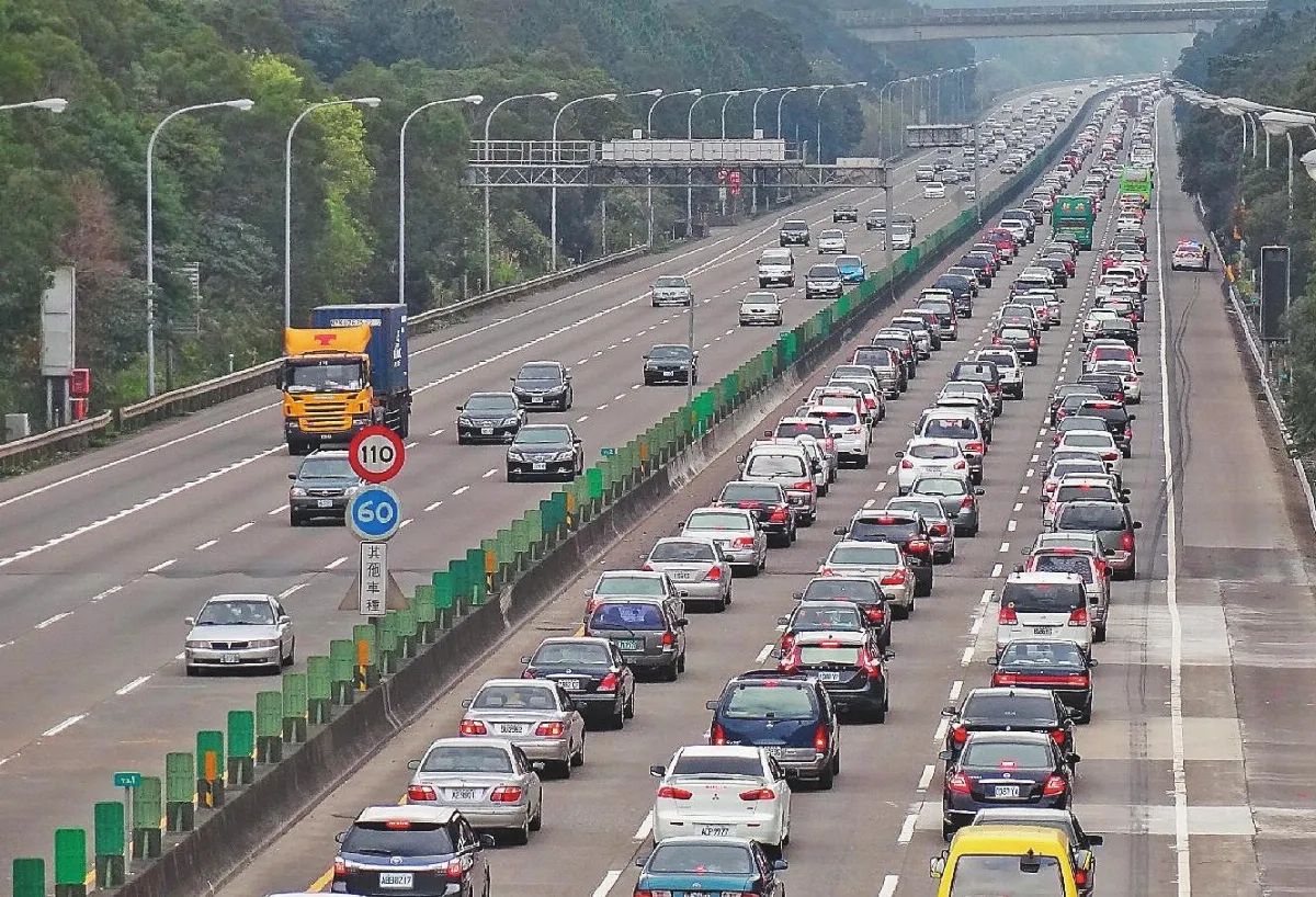 北返車潮 下午淹沒國道