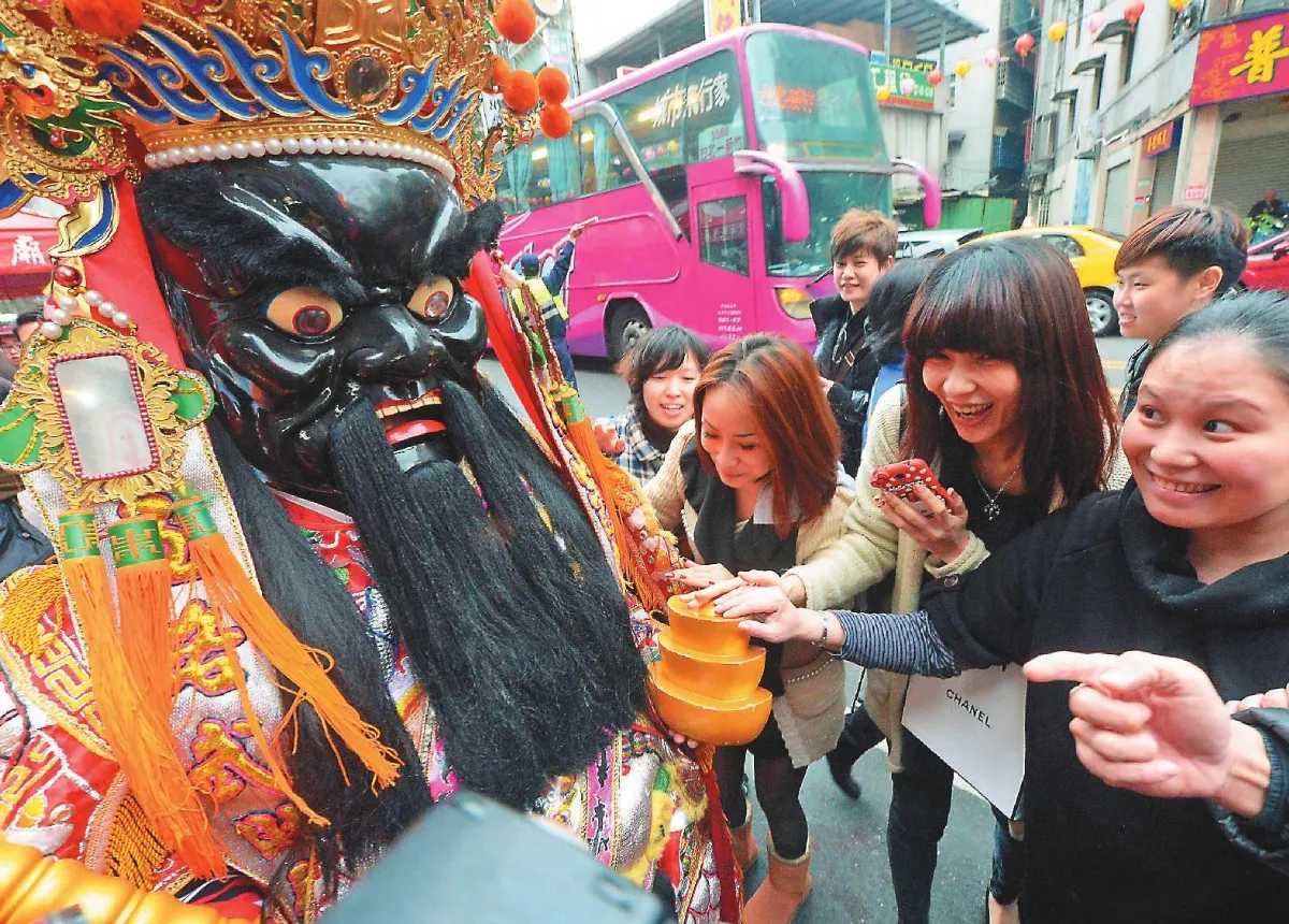 開工討吉利 松山霞海城隍廟 送發財金