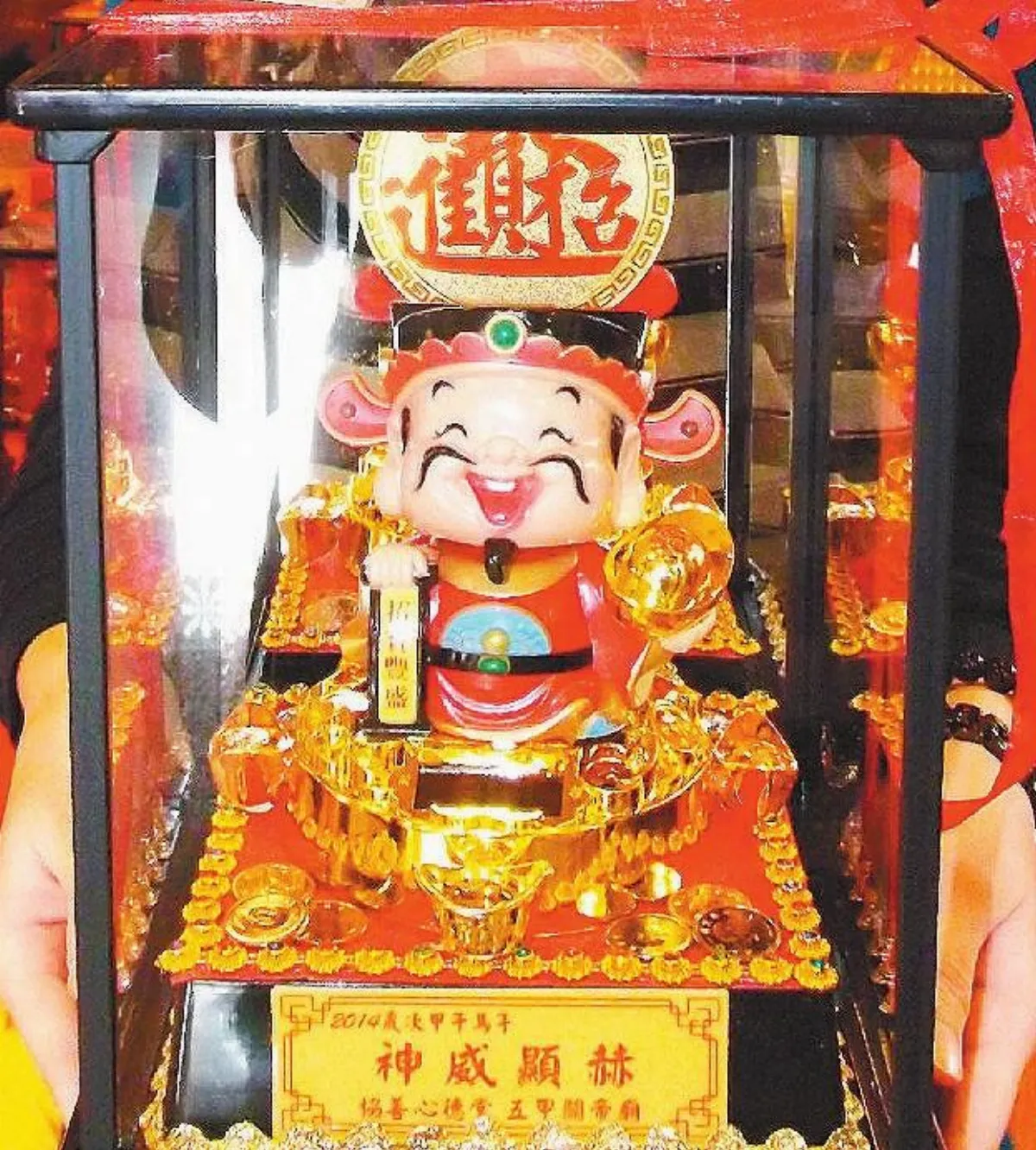 五甲關帝廟祈福 擲筊送吉祥物