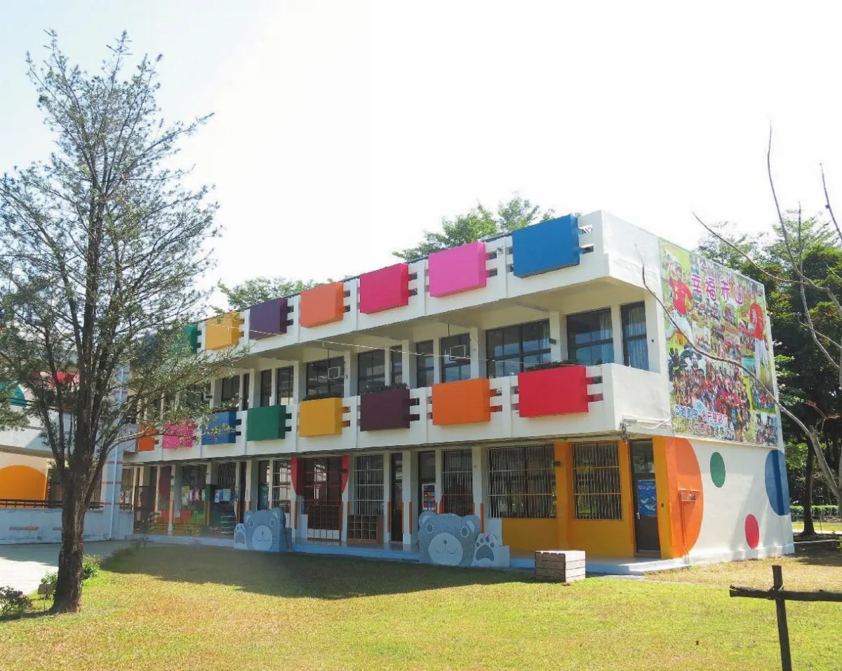 七彩牆面校舍回春