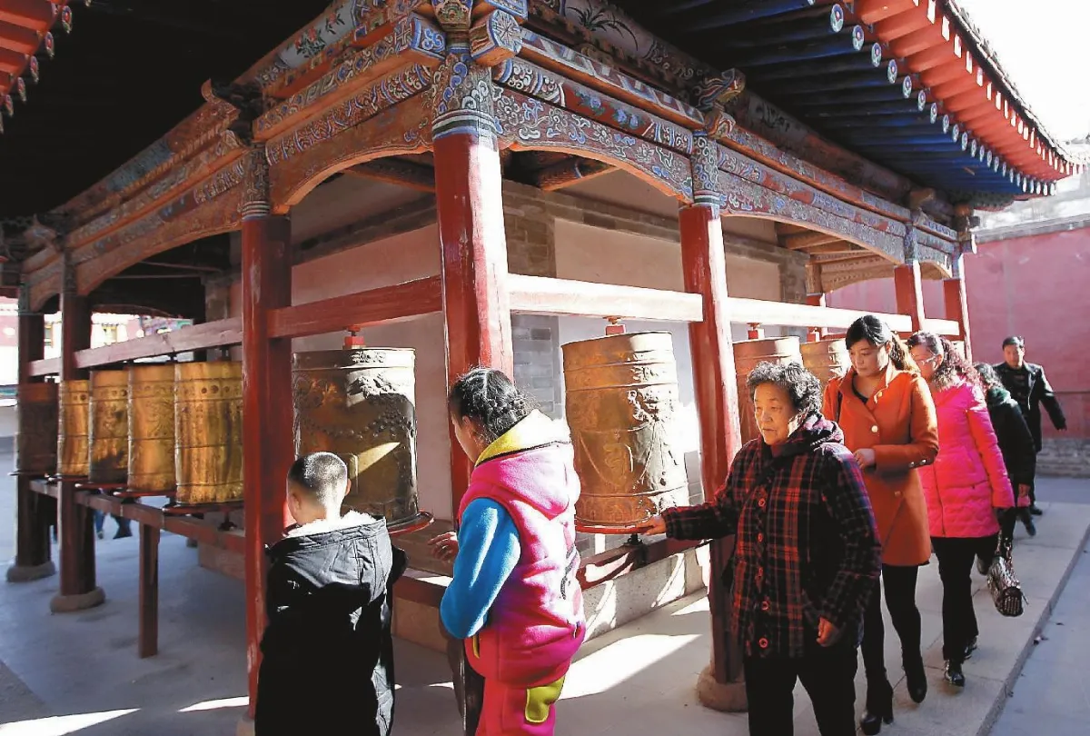 塔爾寺轉經祈求平安