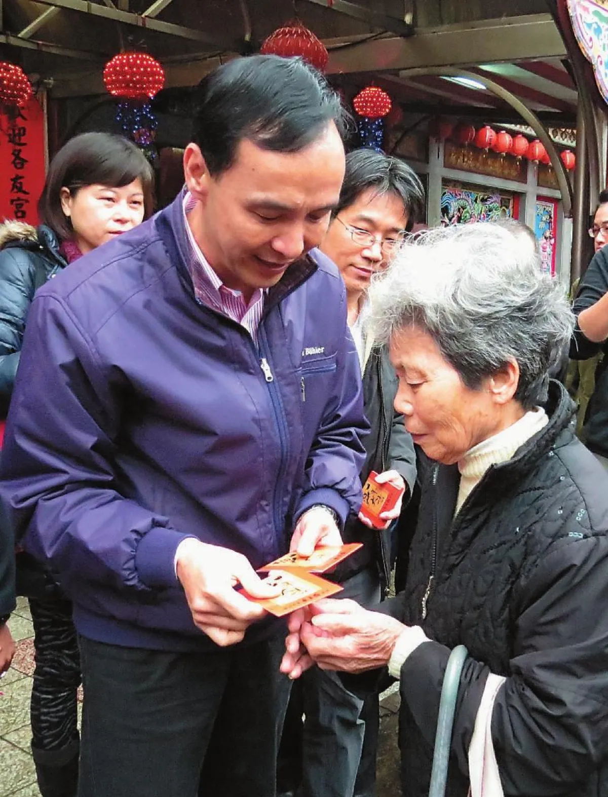 不約而同祈福發紅包