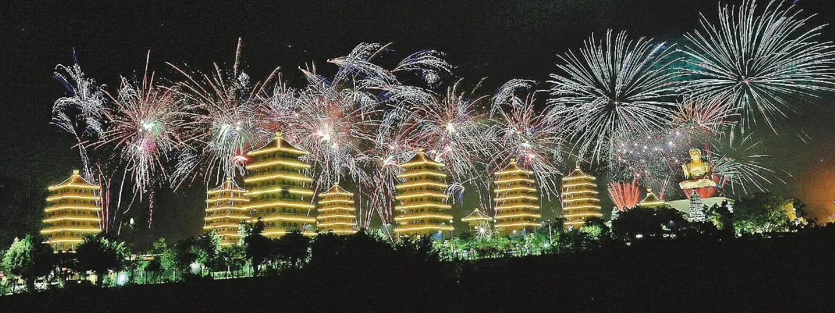 佛館焰火祈福 光照大千