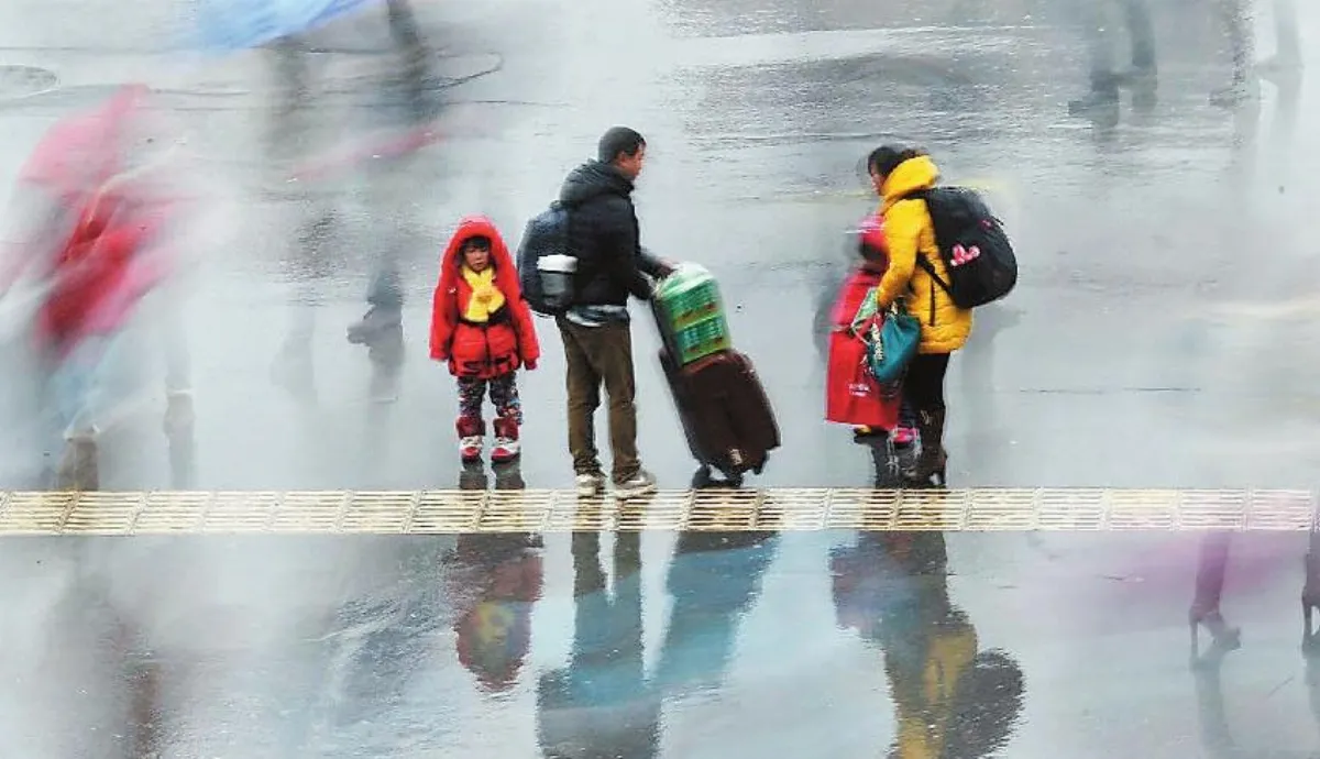 新聞特寫 車站外離情依依