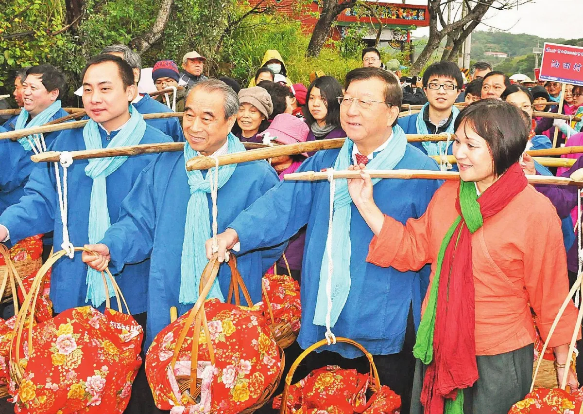 寶山打中午 逾萬人食福