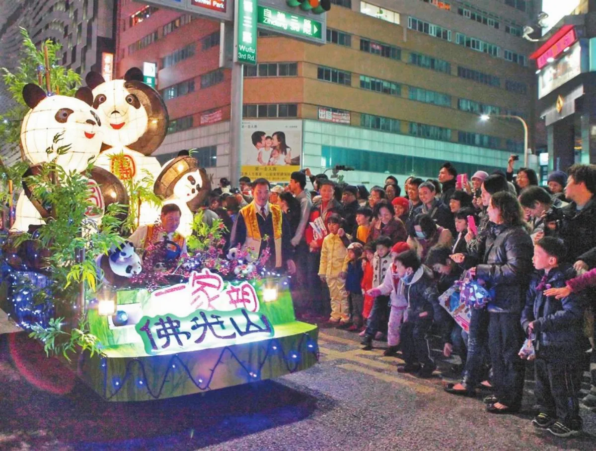 高雄市花車大遊行佛光山圓仔花車超夯
