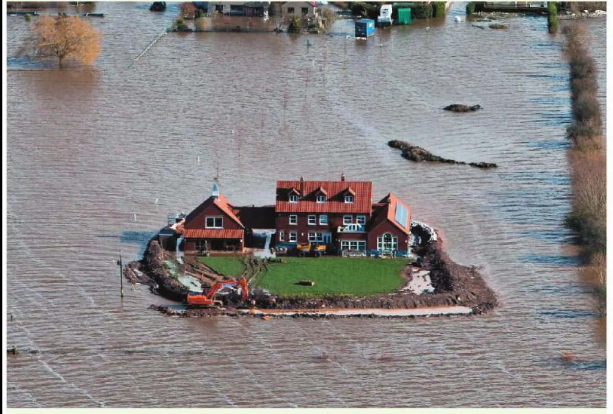 暴雨襲英倫 恐怖天坑處處冒