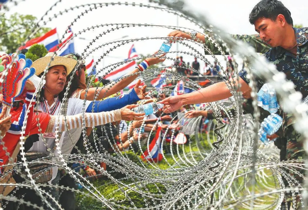 警民衝突 泰銖重摔 泰反對派領袖 呼籲狙擊盈拉