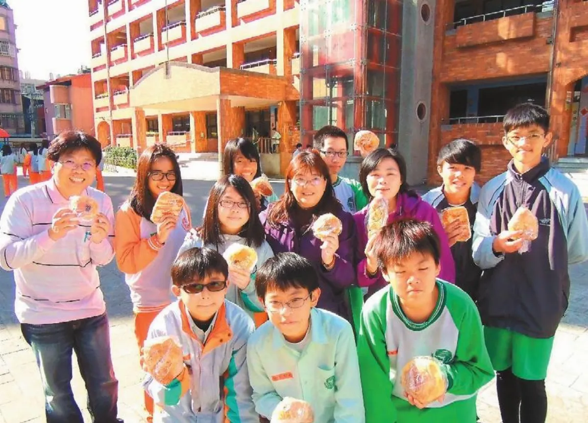 送愛心麵包到校園 8年如一日