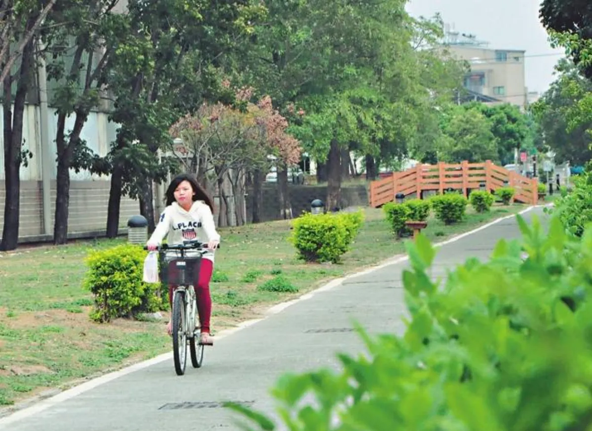 鐵軌變鐵馬道 居民愛運動