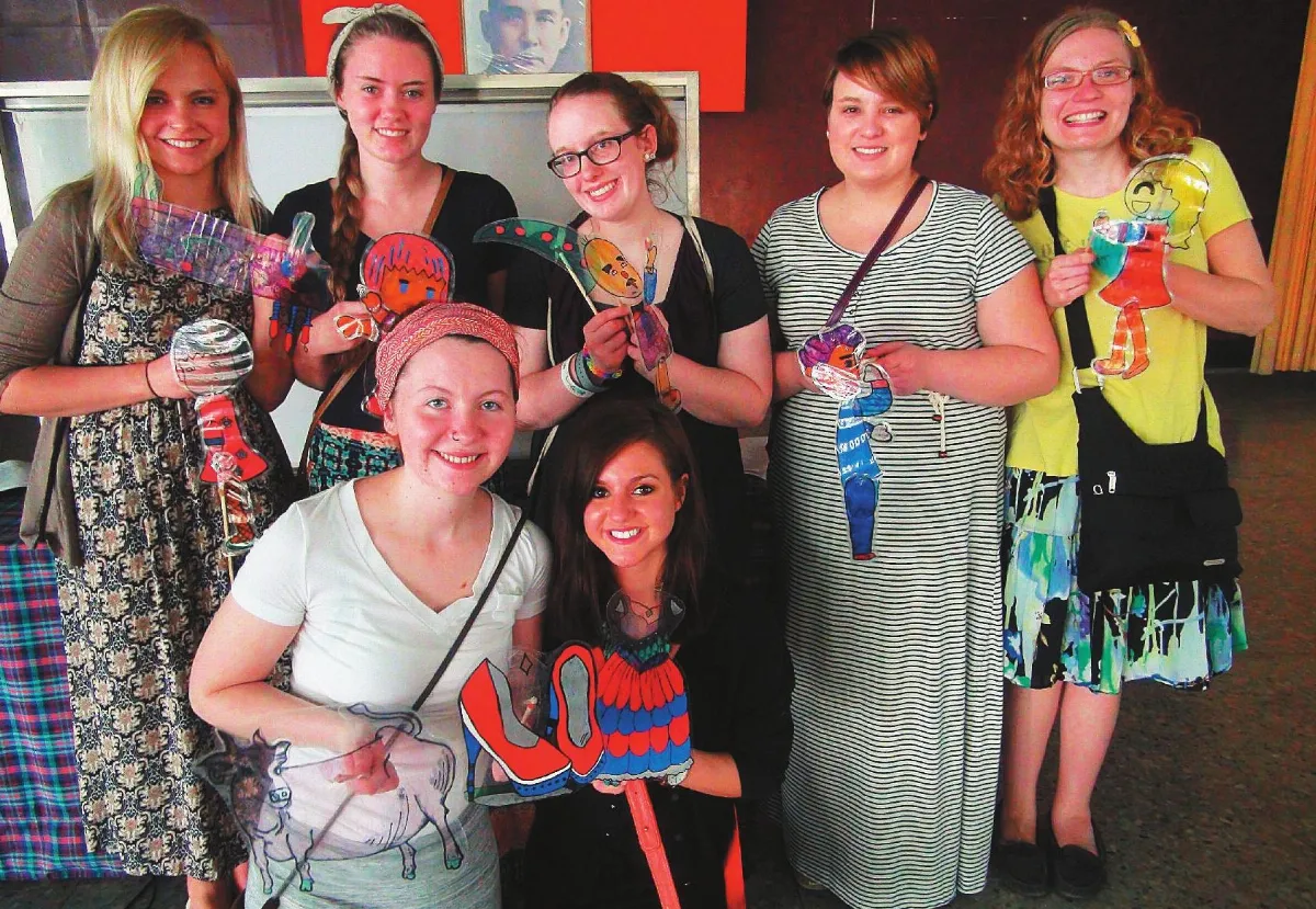 美大生表演紙影戲拉近距離