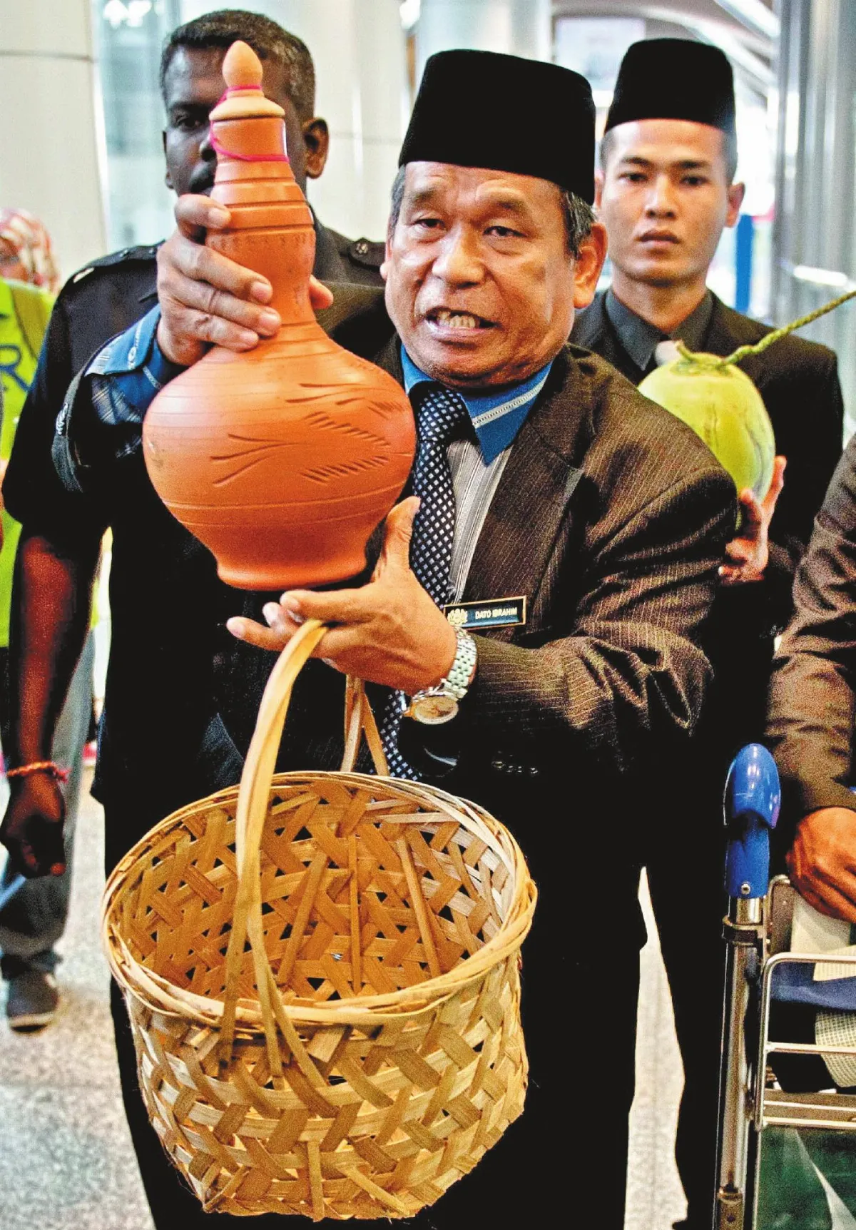 巫師作法找馬航 鬧國際笑話
