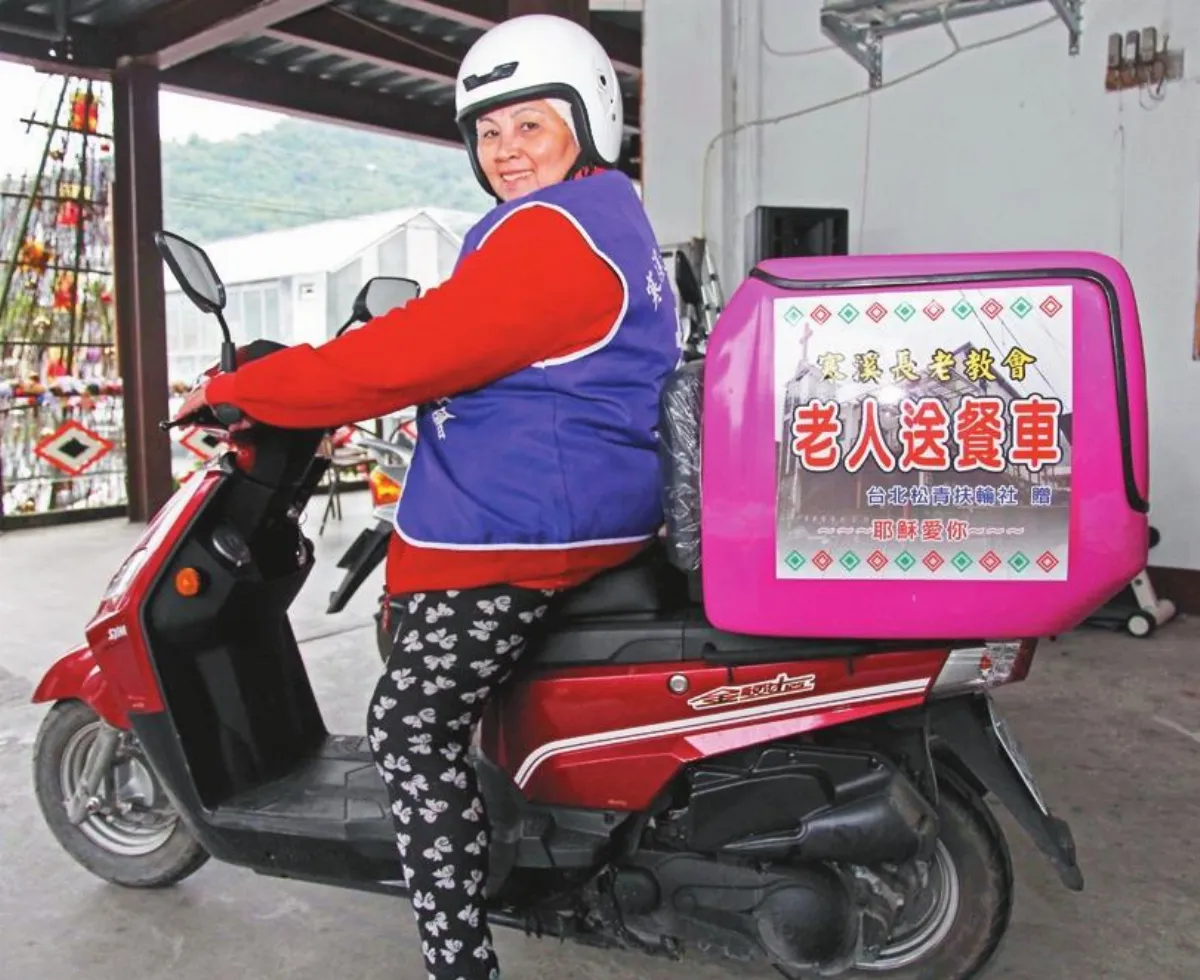 牧師改裝餐車 老人吃熱食